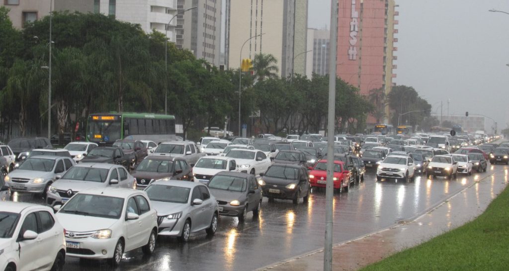 Carro na rua de uma cidade

Descrição gerada automaticamente