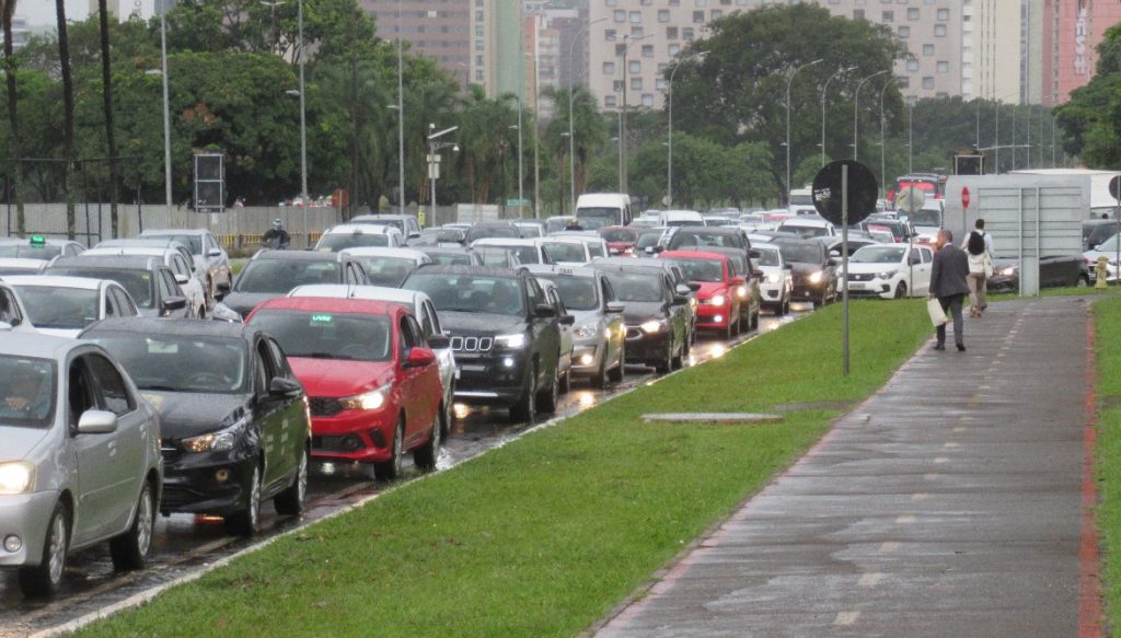 Carro estacionado na grama

Descrição gerada automaticamente