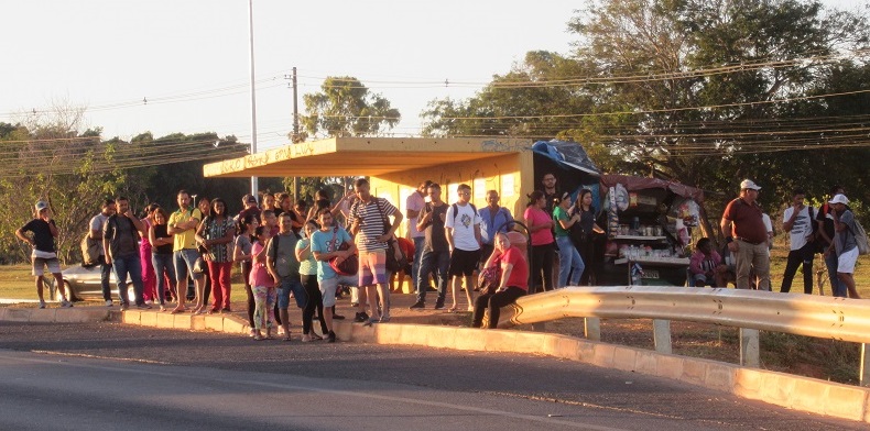 Grupo de pessoas em rua durante o dia

Descrição gerada automaticamente