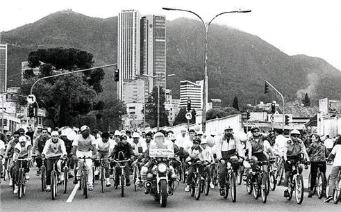 Bogotá celebra 50 anos de sua primeira ciclovia