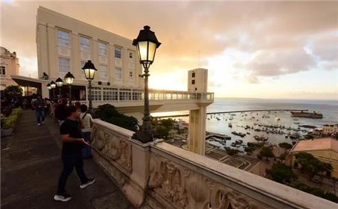 Renovado, Elevador Lacerda reabre suas portas