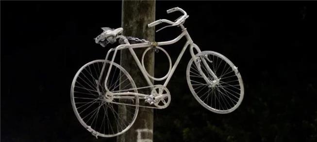 Bicicleta branca (ghost bike) lembra ciclista mort