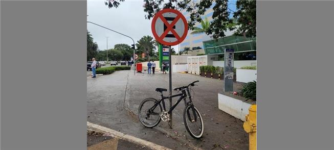 Bicicleta presa a poste no Venâncio Shopping, em B