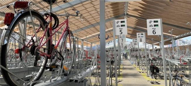 Bicicletário na Gare du Nord em Paris: três tipos