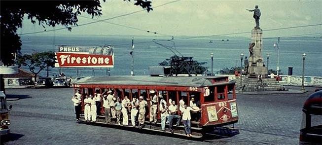 Bonde lotado passa diante o monumento a Castro Alv