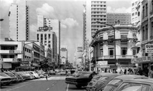 Carros onde hoje fica o Palácio Avenida