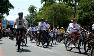 Ciclistas durante passeio no Recife
