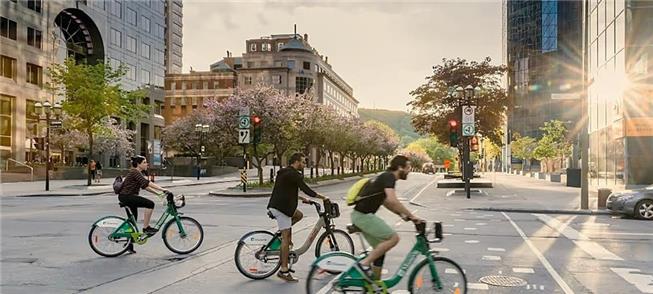 Ciclistas pedalam bicicletas públicas em Montreal,