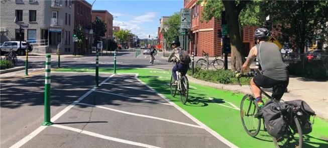 Ciclistas percorrem trecho cicloviário em Montreal