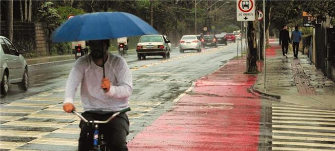 Ciclofaixa e calçada acessível em Joinville (SC)