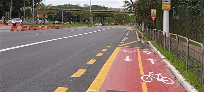 Ciclofaixa na Av. Santos Dumont, na zona norte de