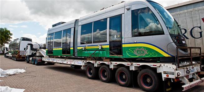 Composição do primeiro vagão do VLT chega a Cuiabá
