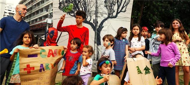 Crianças no ato de protesto contra a obra