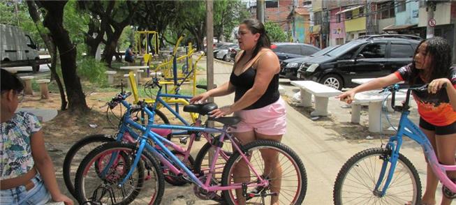 Moradora Fabiola Silva organiza as bikes na praça