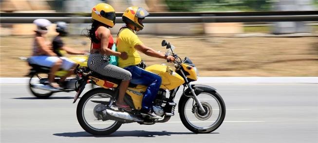 Motociclista transporta passageira em Salvador (BA