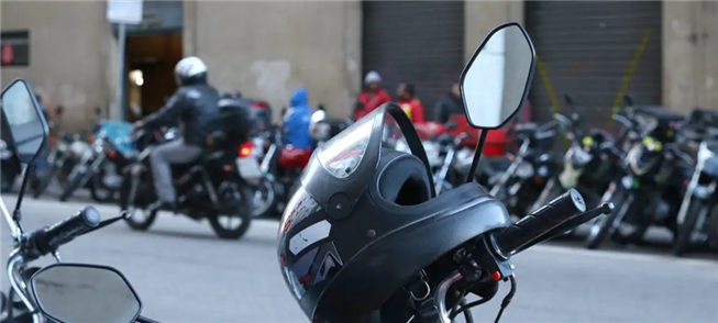 Motos estacionadas em rua de São Paulo