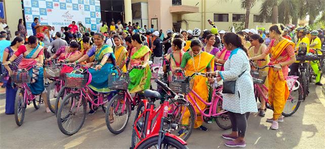 Mulheres saem com suas bikes nas ruas de Mumbai, n