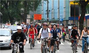 No bike bus, o grupo percorre um trajeto pré-deter