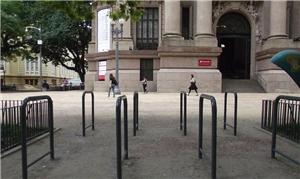 Novos estacionamentos das bikes na Praça da Alfând
