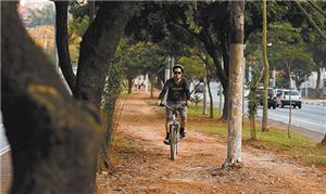 O ciclista Carlos Garcia Magalhães pedala no cante