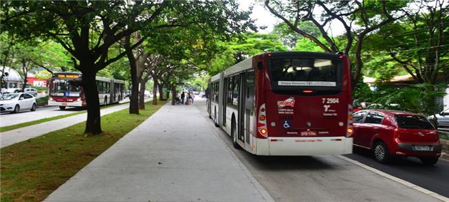 Ônibus urbanos circulando em faixas exclusivas: ma