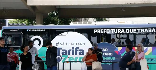 Passageiros em terminal de ônibus de São Caetano: