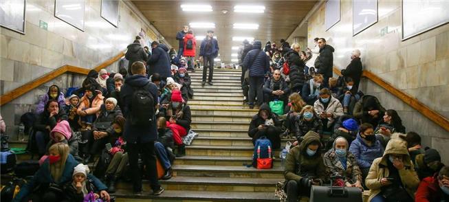 População usa estações do metrô de Kiev como abrig