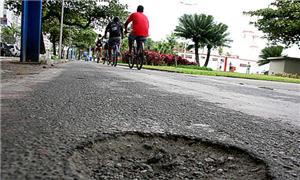 Sequência de buracos obriga ciclista a desviar