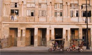 Táxis-bicicletas no Malecon, em Havana