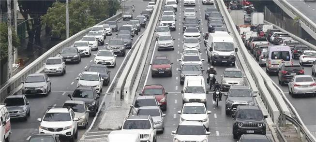 Trânsito em SP: carros particulares são maioria