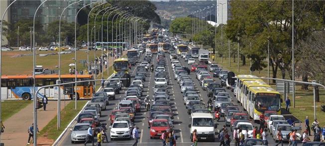 Trânsito na Esplanada dos Ministérios, em Brasília