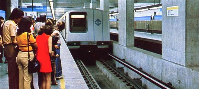 Trem do metrô chega à estação Vila Mariana, em 197