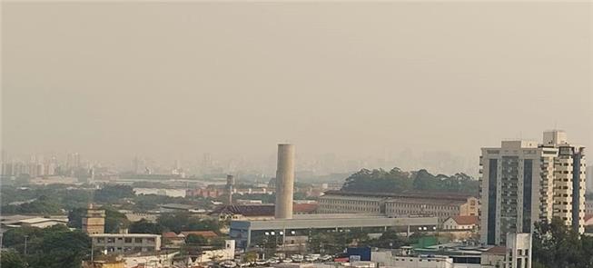 Vista de São Paulo ontem (9) a partir do Alto de S